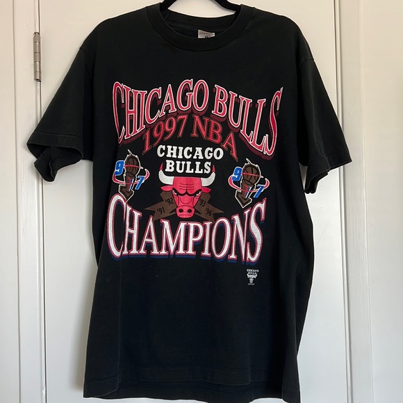 Vintage 1997 Chicago Bulls Graphic Tee - Size Large - Picture 1 of 7